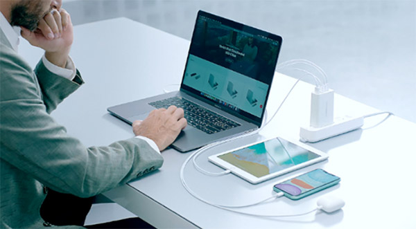 iPad được sạc qua cổng kết nối USB trên máy tính xách tay
