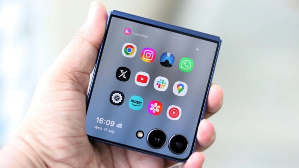 Galaxy Z Flip7 chỉ đạt chuẩn chống nước IP48 do thiết kế gập đặc trưng