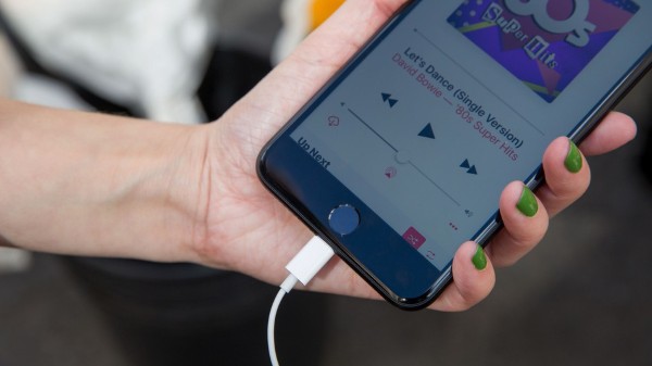 iPhone 8 Plus sở hữu viên pin 2691 mAh và sạc nhanh